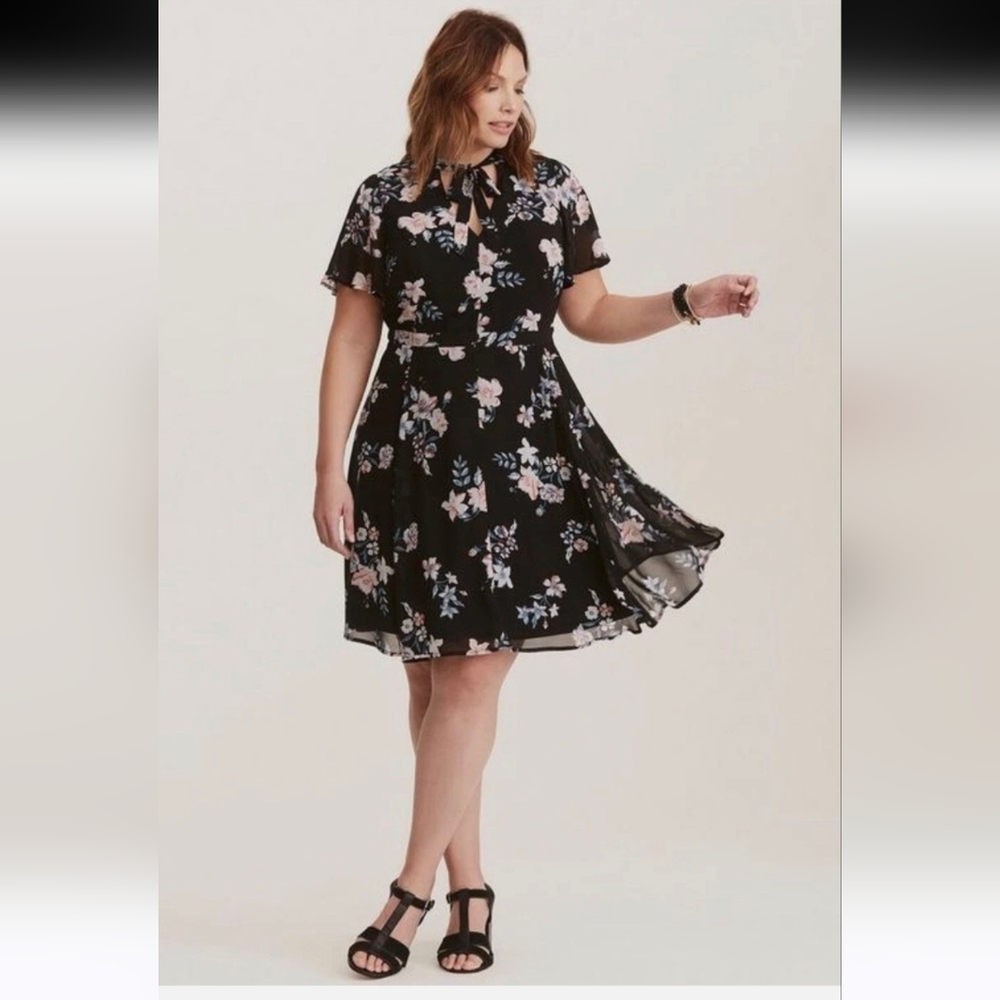 TORRID Chiffon Skater Floral Dress. Size 22. Tie Neck.